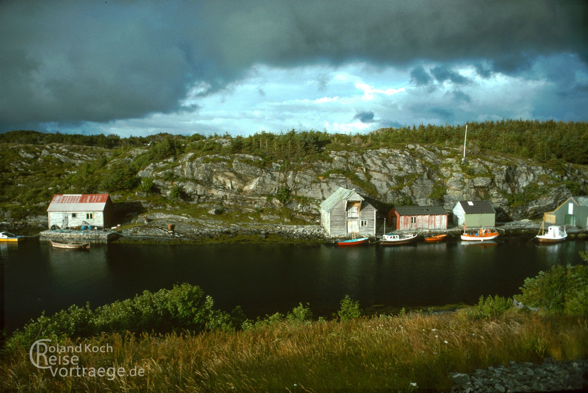 Regenbogen auf den Schaereninseln vor Bergen, Norwegen